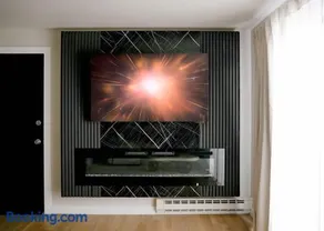 Modern 1BR w/ Workspace near O'Hare - Image 1