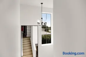 3bd Cozy Retreat, Steps from It All -Corner - Image 2