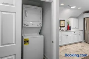 The Sky Deck 2 bed 2 bath with LR, DR, Kitchen, Laundry & Deck - Image 4