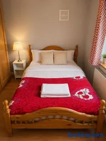 North Dublin 2-Bed House Sleeps 4 - Image 3