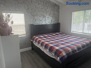 Nice Remodeled House Near Burbank Airport - Image 2