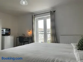 Spacious 4 Large Bedrooms Thurrock Grays 3 baths 1 ensuite Netflix Free Parking - Image 4