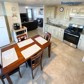 Spacious 2nd floor Suite - Image 2