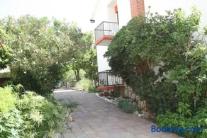 Spacious apartment in Stari Grad, 80 m², serene garden - Image 3