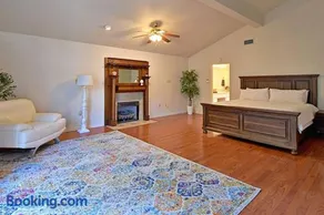 Mansion on 5ac with pool and indoor court, 5bdr, sleeps 14 - Image 3