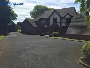 Tudor Lodge Guest Accommodation - Image 1