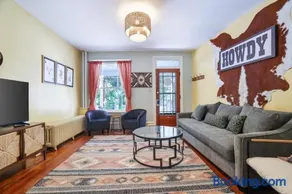 Spacious Broadway Home Downtown Western Modern Charm with parking - Image 5
