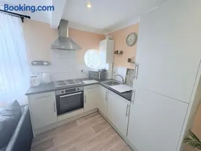Lovely 1 Bed flat in high street - 4 min walk to beach- 300m - Image 2