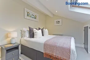 Sandgate Chapel - Self Check In Apartments - Image 2
