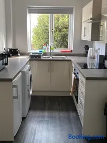 Quiet Ground Floor apartment with parking - Image 3