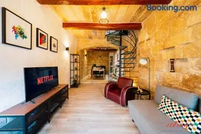 Charming Village Escape with Jacuzzi & Games Room - Image 2