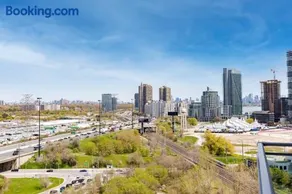 Trendy 1BR Condo Steps to Toronto Waterfront - Image 5
