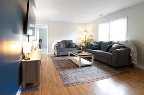 Near Historic Downtown Apex, Sleeps 8, King Bed - Image 5