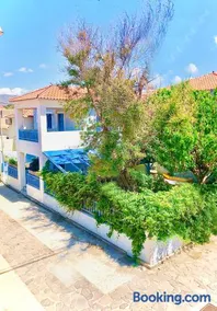 Blue Seaside House with Garden - Image 2
