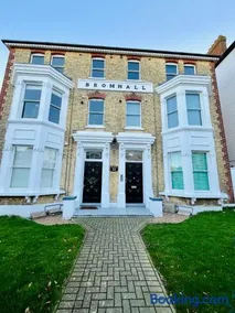 Seaside Apartment close to beach, town, station - Image 3