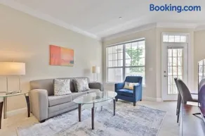 Modern Apt with Private Garage - Image 2