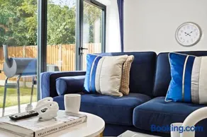 OFFERS 3 Bed House with Free Parking Ideal for Contractors or Relocation Stays Sittingbourne - Image 4