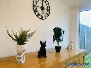 Stylish 3BR Retreat Family & Business Parking - Image 3