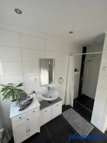 Stilvolles Apartment nahe Therme und PreZero Arena - Image 2