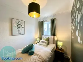 Stylish 3-Bedroom St Helens Home with Parking & Wi-Fi - Image 3