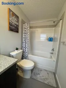 Comfort Haven 3BR Family Home in Ambleton - Image 2