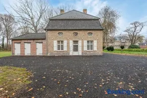 Charming villa in the heart of a historic estate - Image 3