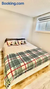 Cozy Private Suite with Separate Entrance & Free Parking - Image 2