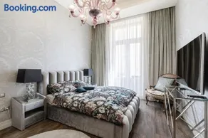 Basilica view three bedrooms prime apartment with free parking - Image 1