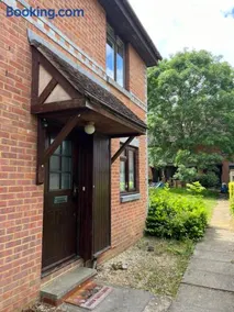 Beautiful apartment in Guildford with parking - Image 2