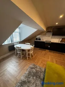 Stylish and Bright 1 Bedroom Flat - Image 2
