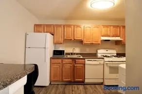 Spacious 1BR with Full Kitchen & Laundry - Image 3