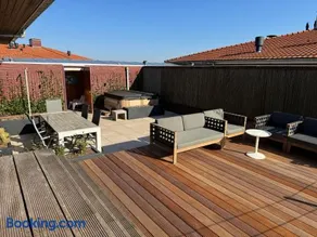 Penthouse with Private Rooftop Jacuzzi, Sauna and panorama lake view - Image 4