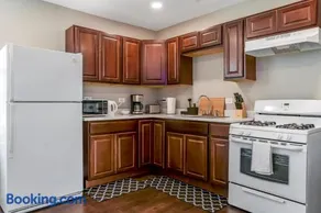 Cozy and Lux 2BD Near City and Airport - Image 4