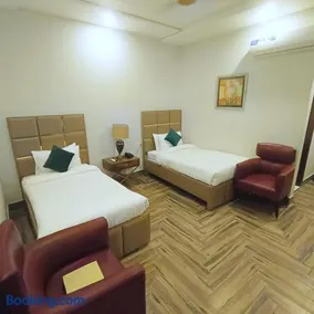 Hotel Grand Suites - Image 3