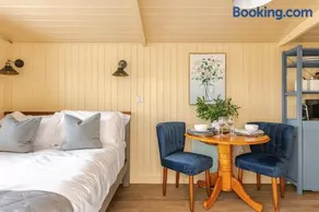 Shepherd's Hut, Bath - Image 5