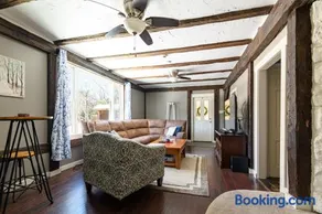 Cozy Every Season Cabin Perfect for Families - Image 4