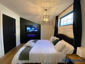 Stylish Downtown Kingsville Getaway with Putting Green, Firepit & Games - Image 4