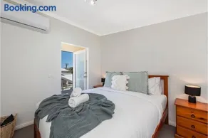 Mandurah Accommodation Near Foreshore Modern 1BR Loft with Parking & WiFi - Image 1