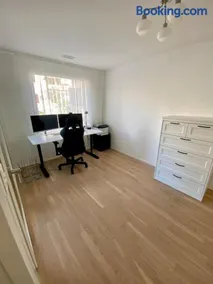 Moderne Wohnung mit Einrichtung - Image 3