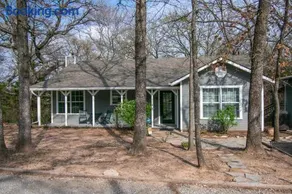 Shoreline Cottage Retreat Under a Canopy of Oak Trees - Image 2