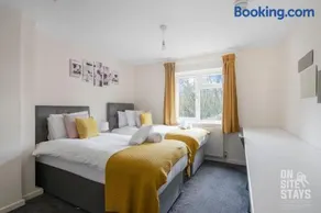 Contractors 4 Bed with Parking - Image 3