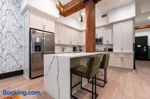 LUXE Suite 2BR 2BA Steps from Superdome Hotel - Image 3