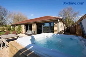 Stylish Getaway Vast Courtyard Hot Tub - Image 5