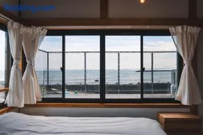 港に停泊する町のフロント moyai 舫 - Image 2