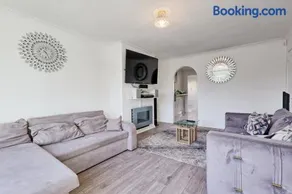 Three-Bedroom House with Two Bathrooms near Tilbury Port - Image 4