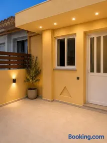 Bright apartment with court yard and swimming pool - Image 2
