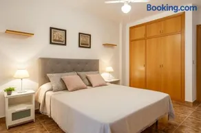 Cozy apartment with terrace & AC, 4 min to sea - Image 2