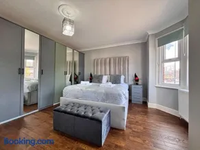 Spacious 4BR House Free Parking Prime Location - Image 3