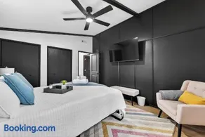 Radcliffe Ride Out Modern Bella Vista Retreat- Game Room, Fire Pit, Pet Friendly - Sleeps 10 - Image 1