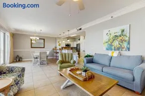 Beachfront Condo with Balcony Pools and Gym - Image 3
